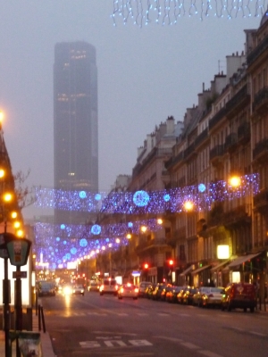 Tour Montparnasse dans le brouillard Tour Montparnasse dans le brouillard